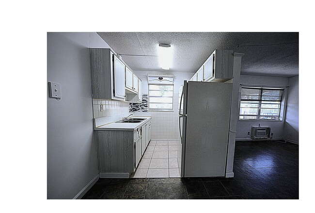 Building Photo - 220 Lucerne Ave