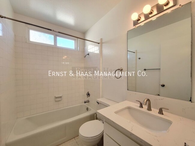 Building Photo - Beautiful 4 Bedroom 2.5 Bath Executive Hom...