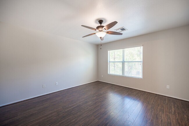 Building Photo - Beautiful 4 Bedroom 2.5 bath Home in the Southwest!
