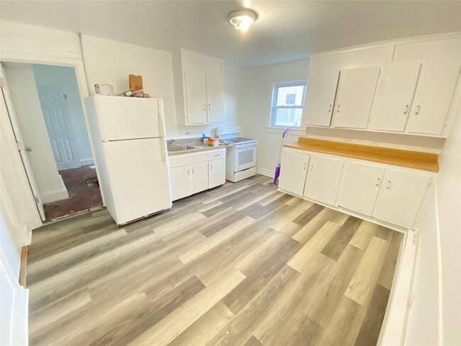 Primary Photo - 100 Lincoln Pl