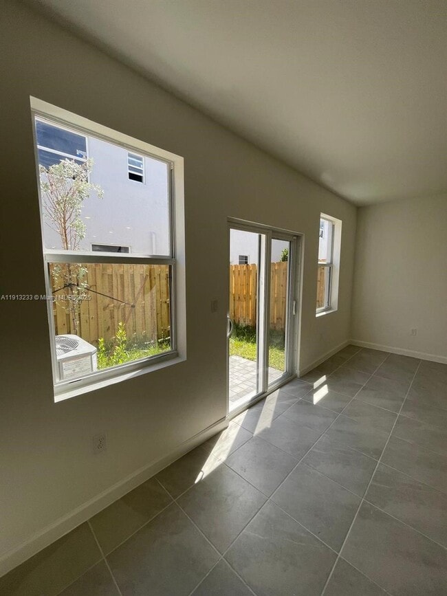 Building Photo - 1066 SE 2nd St