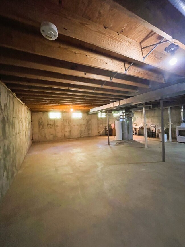 Building Photo - 10437 Cable Ave