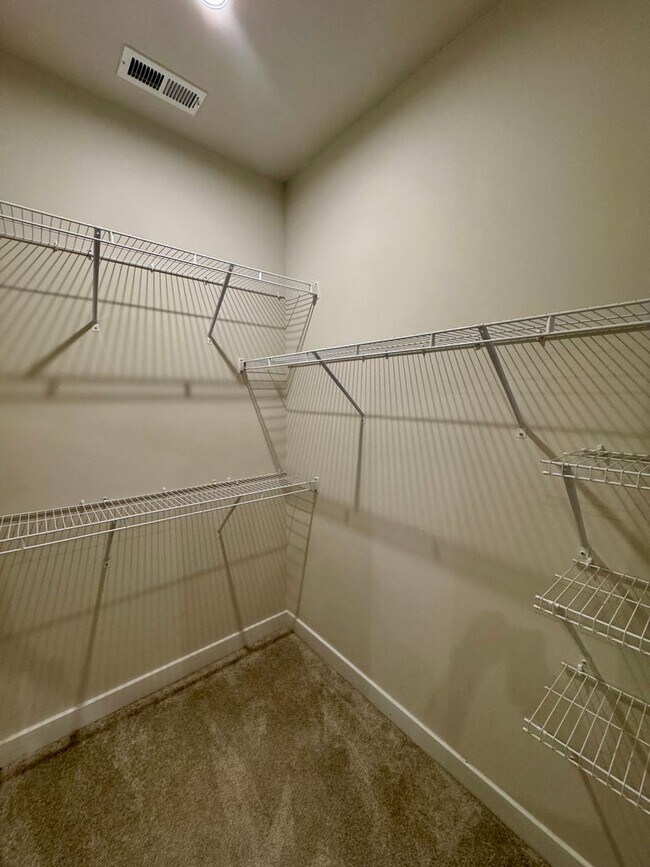 Building Photo - Modern Townhome in Stone Creek Townhomes