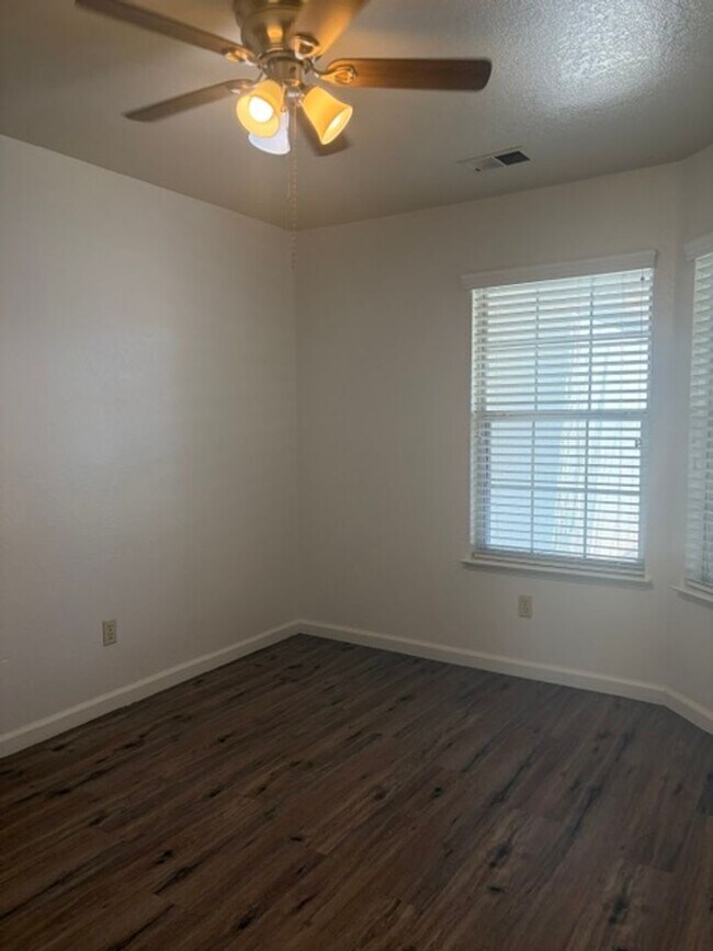 Building Photo - 10808 Sunset Canyon Dr