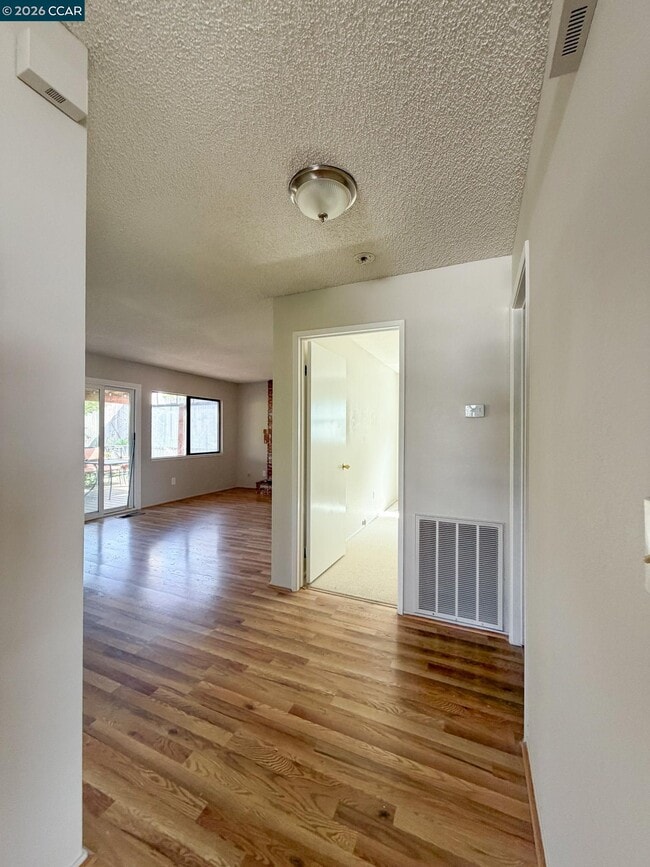 Building Photo - 118 Meadowlark Way
