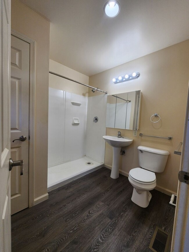 Building Photo - 3 Bedroom House In Alton