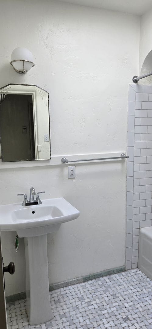 Building Photo - Downtown 2 bedroom apartment in triplex