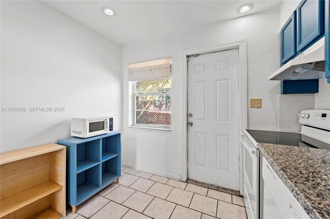 Building Photo - 1127 NE 5th Ave