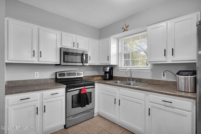 Building Photo - 648 W Oliver St