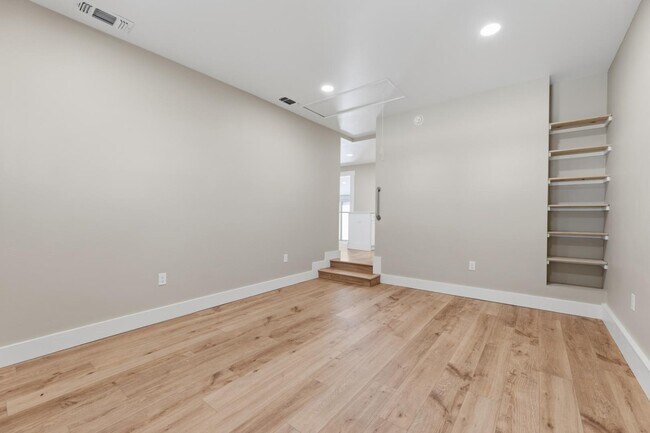 Building Photo - 103 W Centre St