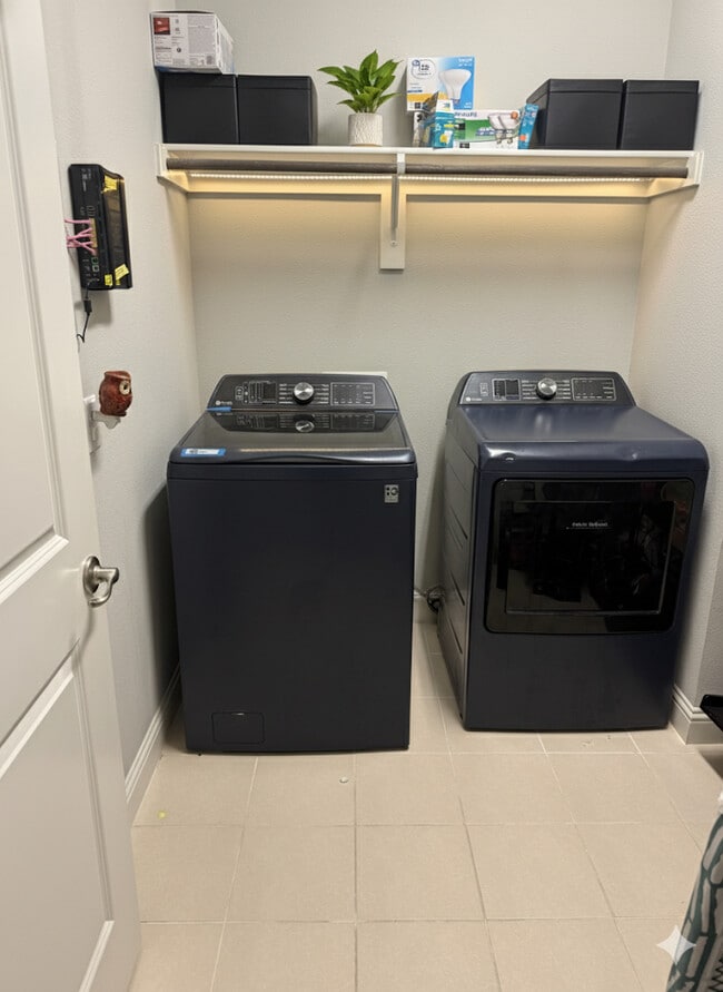 Building Photo - 557 Reale Dr