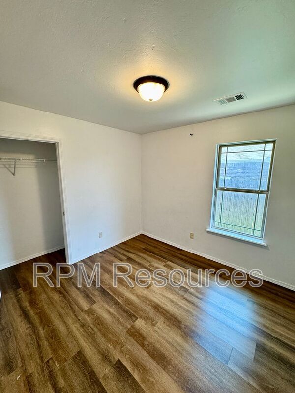 Building Photo - 7404 Park Meadow Dr
