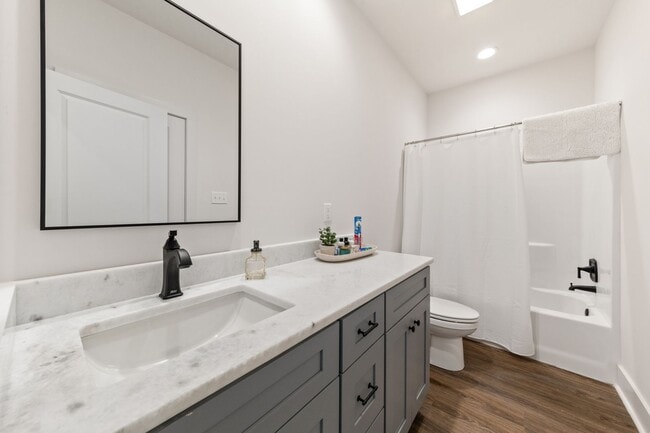 Building Photo - 406 Highland Oaks Ln