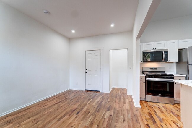 Building Photo - 522 Elm St