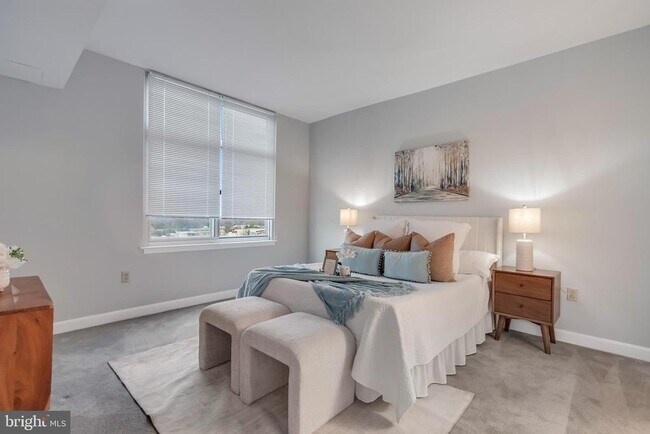 Building Photo - 5750 Bou Ave