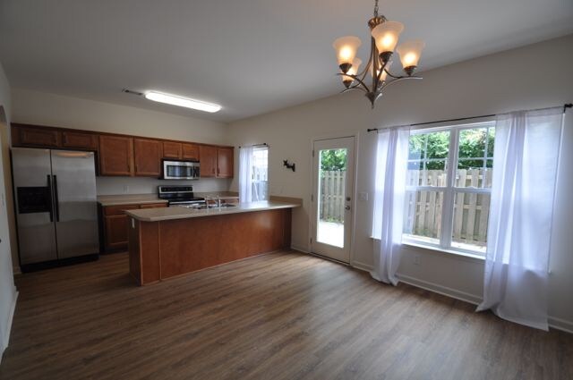Kitchen - 553 Rosedale Ave