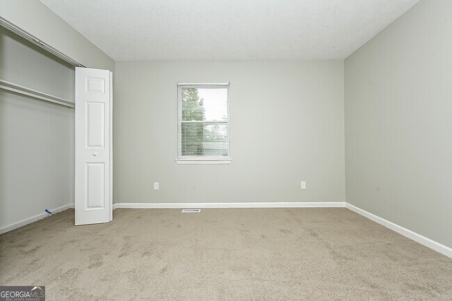 Building Photo - 3042 Medina Dr