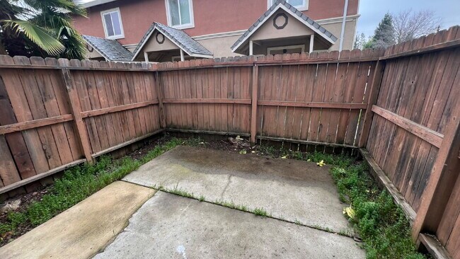 Building Photo - NO RENT DUE FOR DECEMBER - Updated interior - must see!  Parking On Site - Laundry On Site