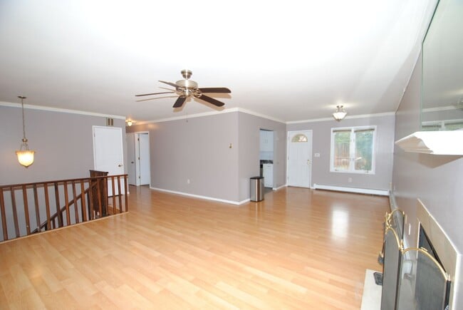 Building Photo - Gorgeous 4 bed / 2 bath with Heated Garage