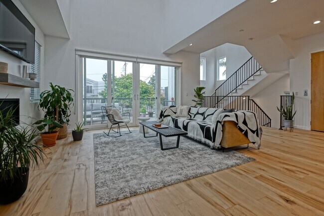 Building Photo - Custom, Modern & Spacious Tri-Level Home w...
