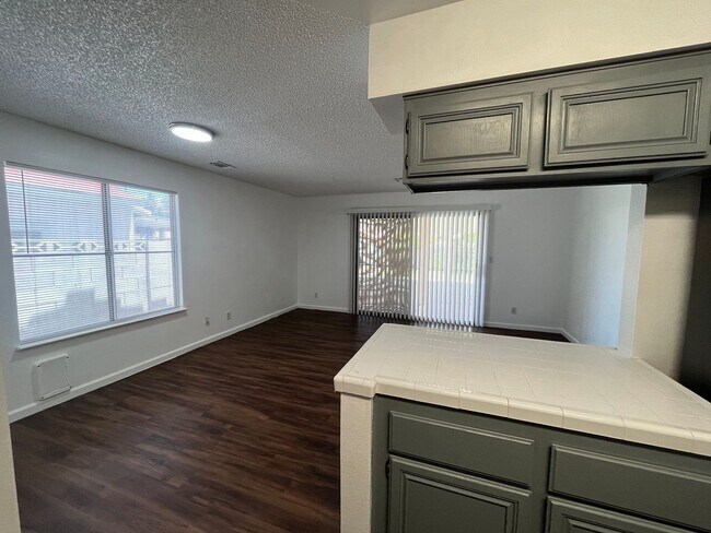 Building Photo - Bright & Beautifully Renovated 3 Bed, 2 Ba...