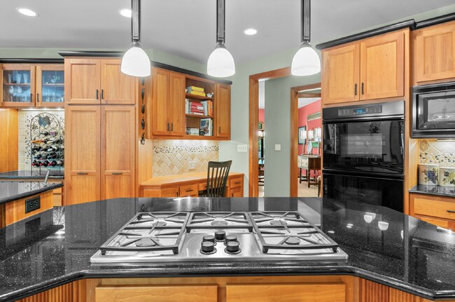 Building Photo - Luxurious 5-Bed Sanctuary with Scenic View...