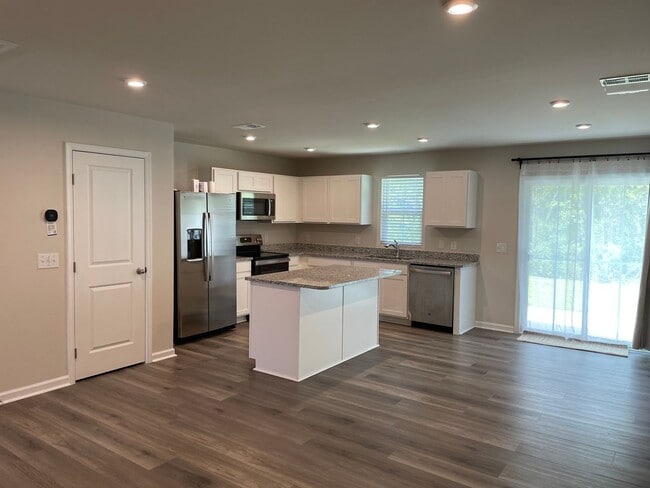 Building Photo - B1644