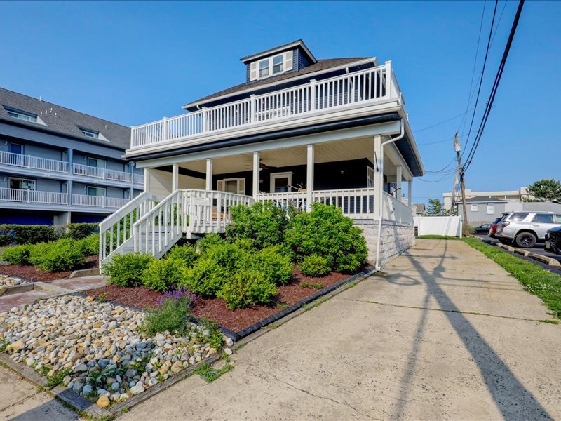 Building Photo - 606 Beach Ave