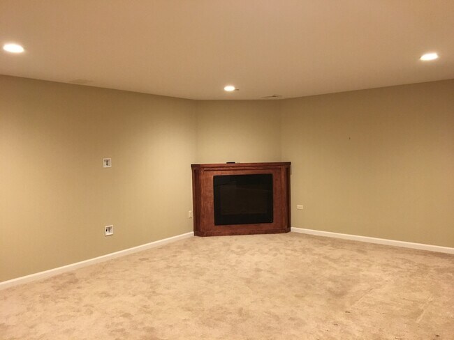 Building Photo - 3 Bedroom, 3 1/2 Bath Condo
