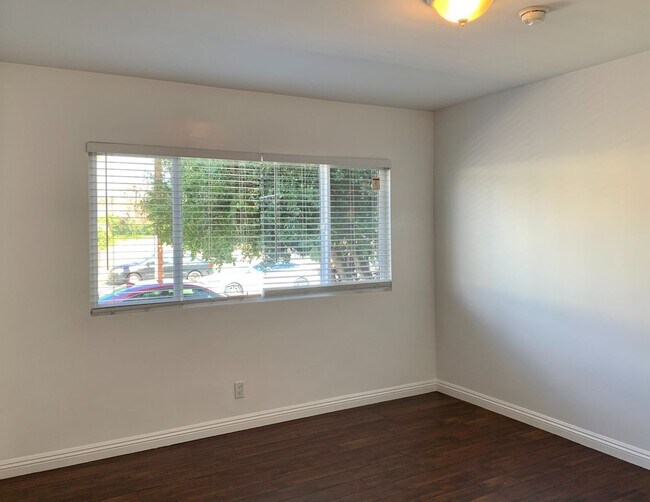 Building Photo - Completely Updated Front Unit