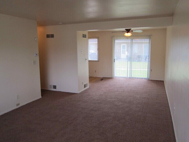 Building Photo - 3 Bedroom 1 1/2 Bath Townhomes