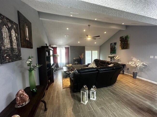 Building Photo - 4730 Cairnsean St
