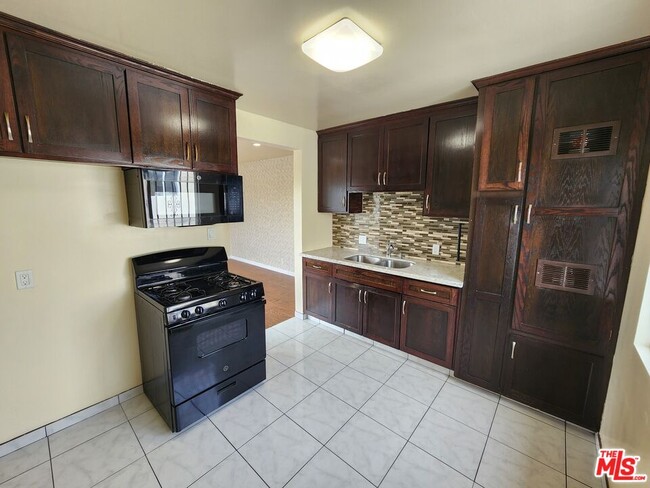 Building Photo - 1533 W 80th St