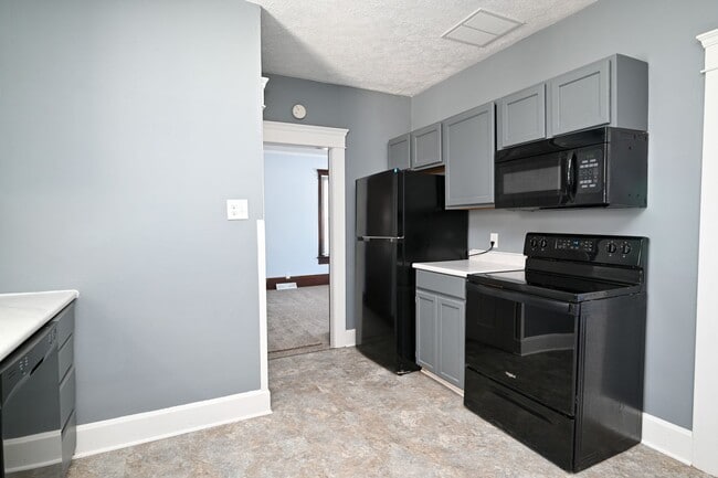 Building Photo - Large 4 Bedroom/2 Bath Home For Rent