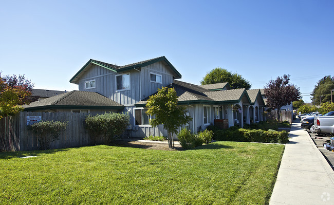Primary Photo - Sunshine Village Apartments