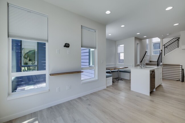 Building Photo - Townhouse in perfect Capitol Hill location!