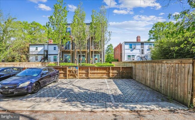 Building Photo - 1340 Nicholson St NW
