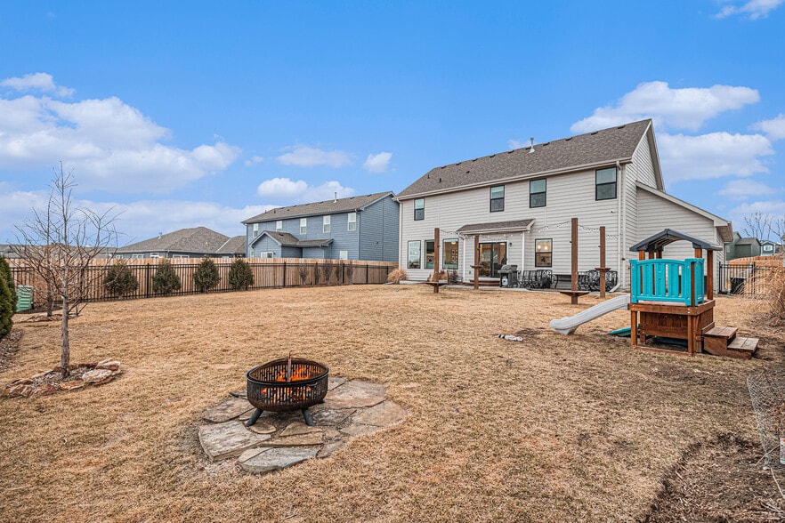 Building Photo - 5303 Helwig Ave