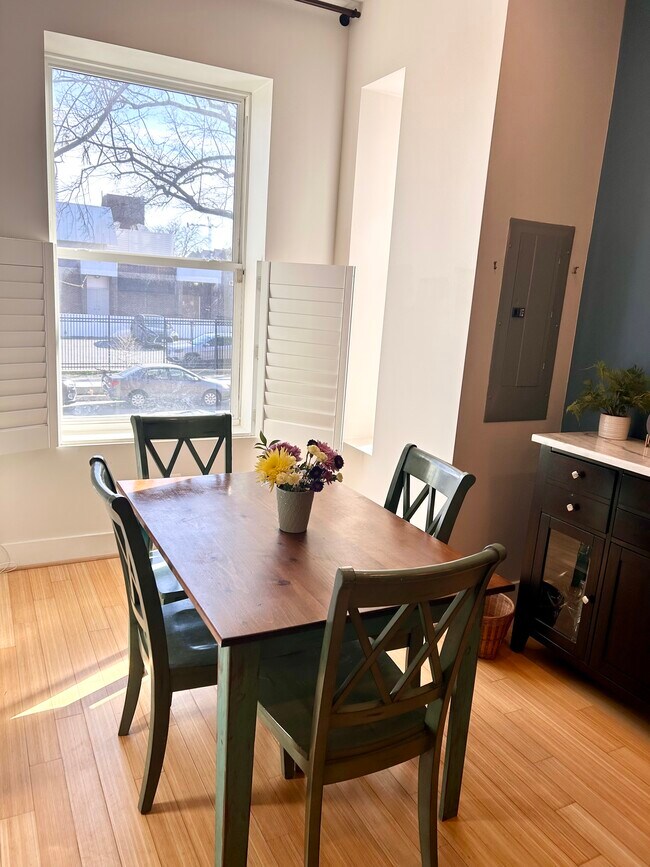 Dining area with oversized bay window - 1241 Kenyon St NW