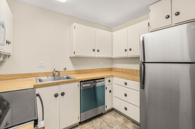 Building Photo - Great Grass Lawn Community Condo