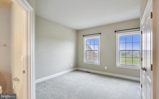 Building Photo - 14673 Falconaire Pl