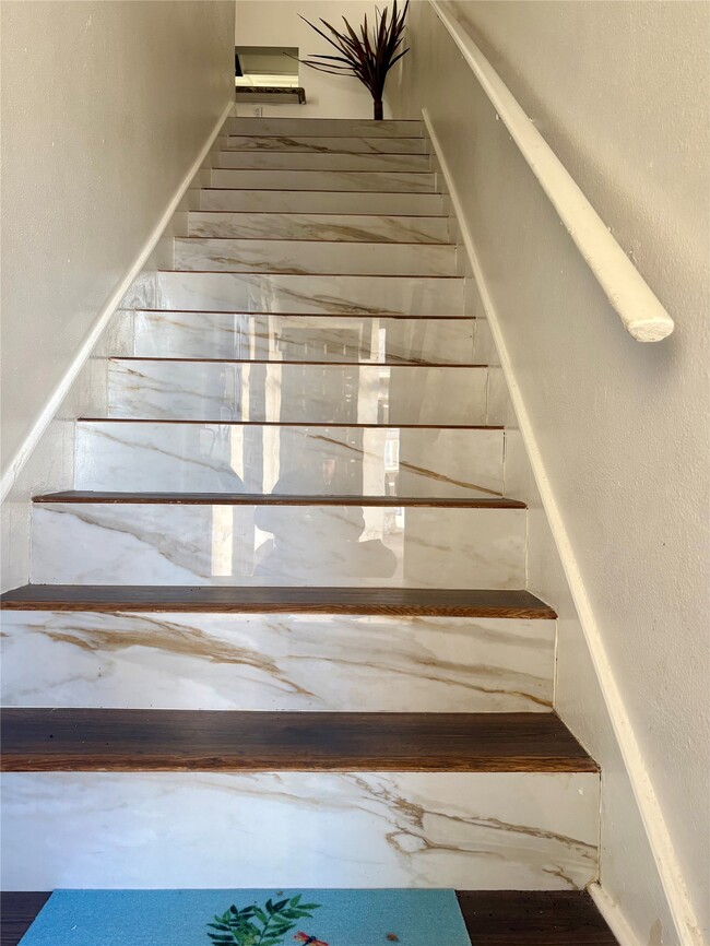 Building Photo - 2744 Briarhurst Dr