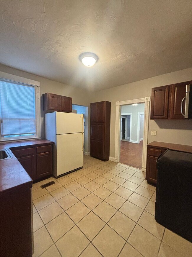 Building Photo - Well Kept 3 Bedroom 1.5 Bathroom Duplex Located in Historic Port Norfolk