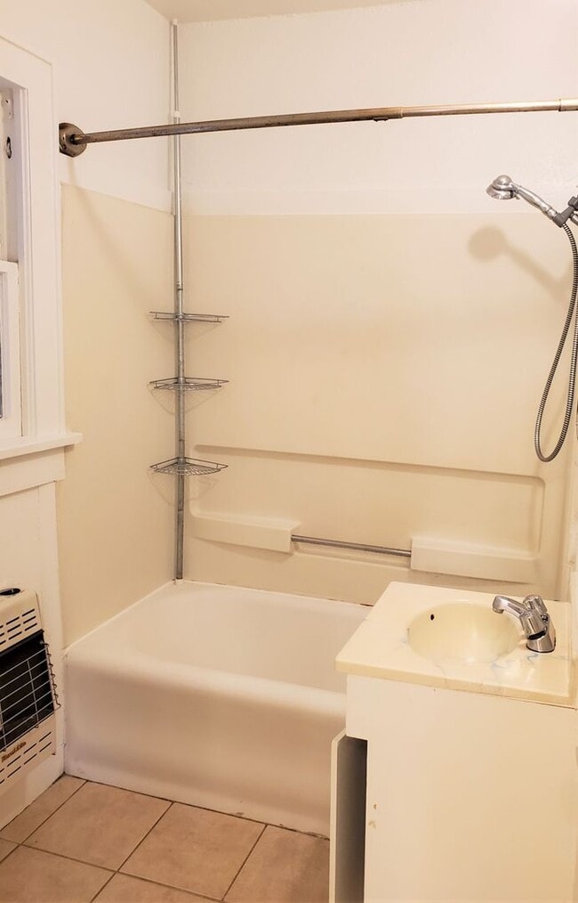Building Photo - 1 Bed 1 Bath Upstairs Garage Apt in the Mi...