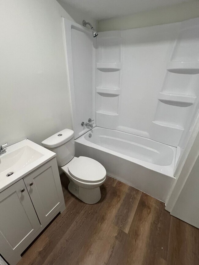 Building Photo - Charming 4-Bedroom Single-Family Home in C...