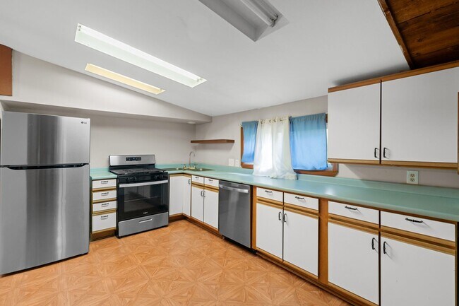 Building Photo - 136 Locust St