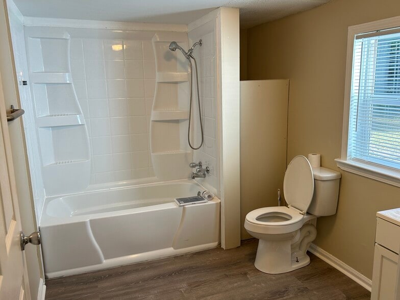 Bathroom - 522 Lee St