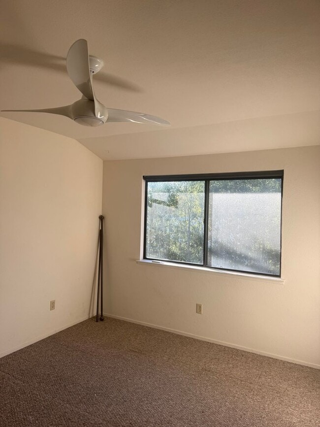 Building Photo - Upgraded Townhome For Rent in Central Live Oak Location