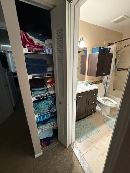 Full bathroom - 6264 Ducketts Ln