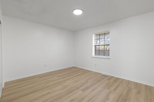 Building Photo - Just Listed! Step into one of the Northlan...